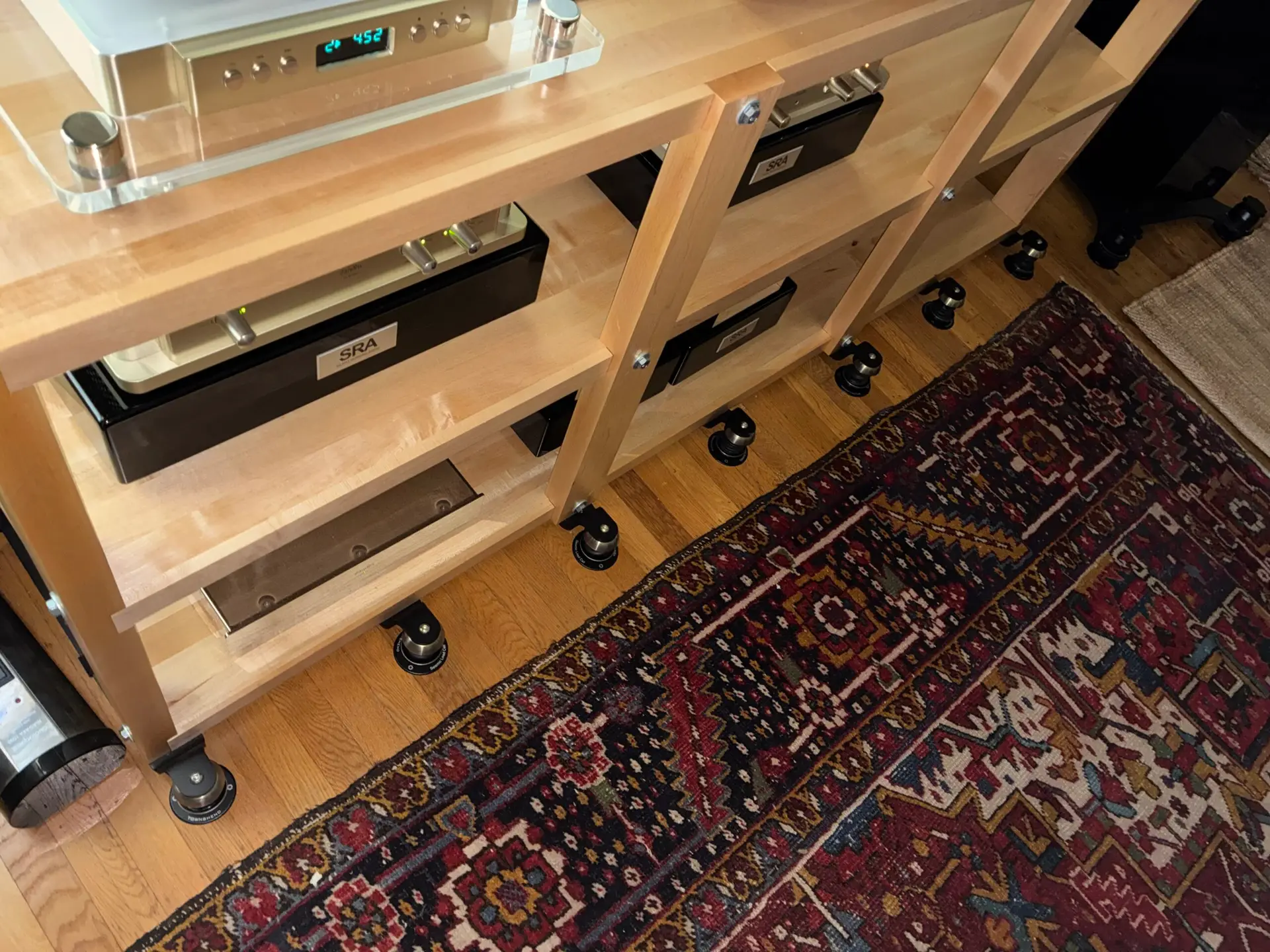 alt="Townshend Speaker Bars mounted under hi-fi equipment rack upside down"
